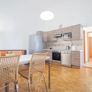 Basilica Two Bedroom Apartamento